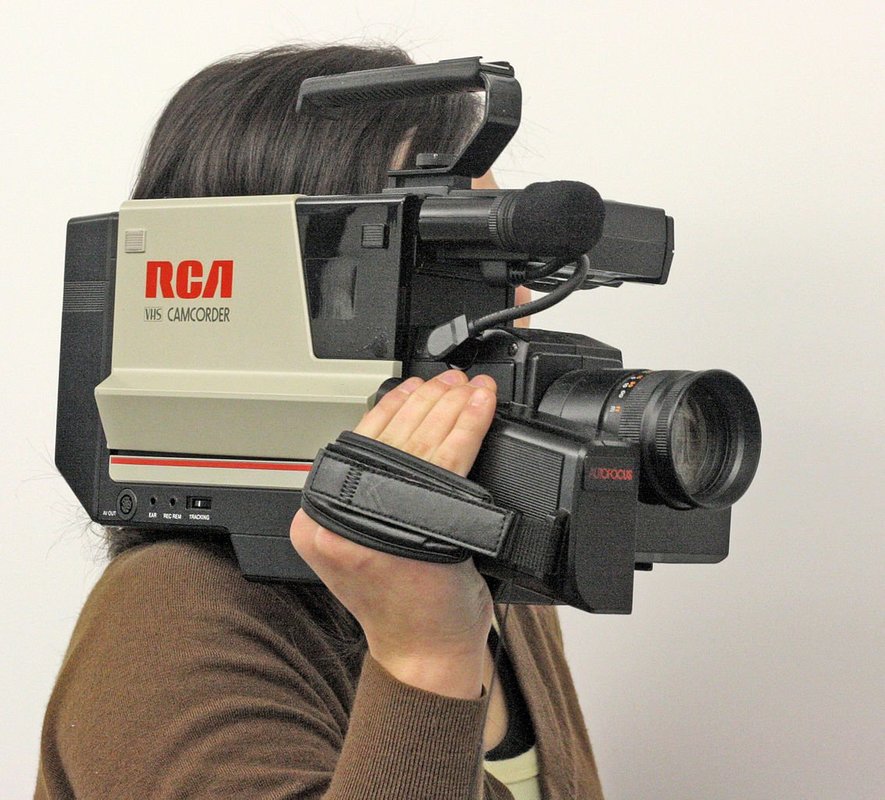 1133px-RCA_VHS_shoulder-mount_Camcorder.jpg