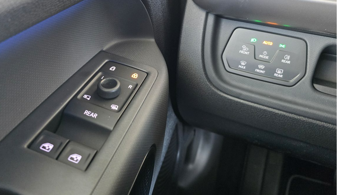 13 Knapper ved dør føreside.png