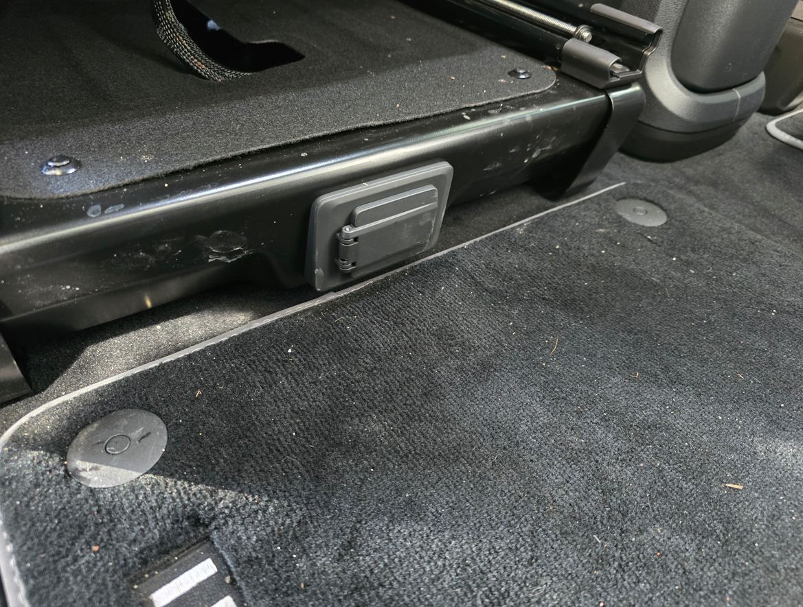 21 230V stik under passagersæde.png